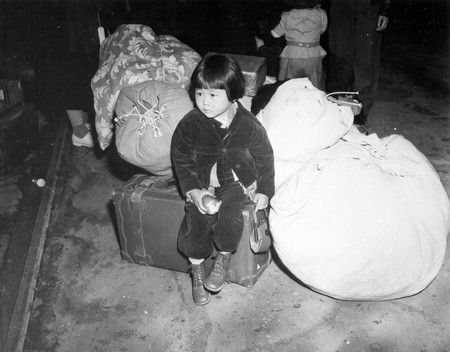 在進入日裔美國人強制収容所前、當時在等待的2歲女童Yuki Okinaga Hayakawa Llewellyn＝1942年4月於洛杉磯（美國國立公文書館提供）（AFP時事）