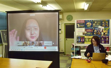 在網路與福島縣學生們進行交流的台灣行政院數位政務委員唐鳳（左畫面）＝22日午後於福島市