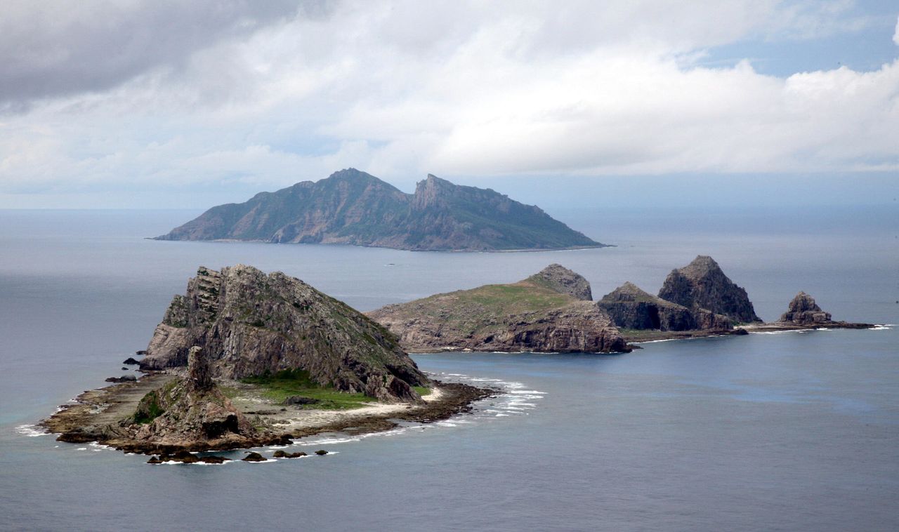 沖繩縣尖閣群島。（從前方依序）南小島、北小島、釣魚台（由海上自衛隊偵察機攝影）＝2011年10月13日［官方代表攝影］（時事）