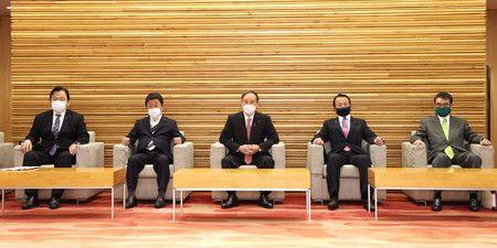 出席內閣會議的日本首相菅義偉（中央）抖＝2日上午、於首相官邸