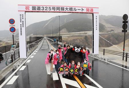 恭賀新阿蘇大橋開通的熊本熊及當地人們＝７日下午、熊本縣南阿蘇村