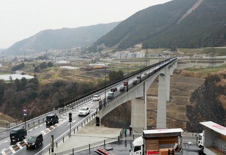 開通後的新阿蘇大橋＝7日下午、於熊本縣南阿蘇村