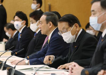 出席復興推進會議與核電災害對策本部會議的菅義偉首相（右邊第3人）＝9日上午、於首相官邸