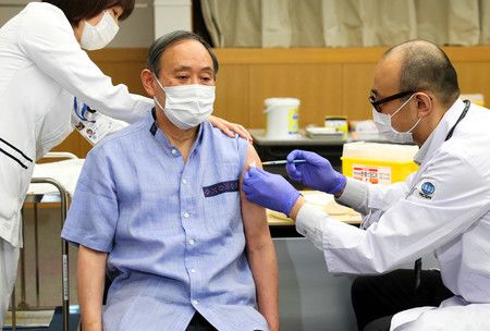 接受疫苗接種的菅義偉首相（中央）＝16日上午、於東京都新宿區國立國際醫療研究中心（代表攝影）