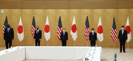 在受到米國（從左）國防部長奧斯丁、國務卿布林肯的致意後，一起拍攝紀念合照的日本首相菅義偉（中央）等人＝16日下午、於首相官邸