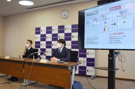 在發表會上發表透過血液跟尿就檢驗新型冠狀病毒的熊本大學教授富澤一仁（左）等人＝23日午後、熊本市中央區