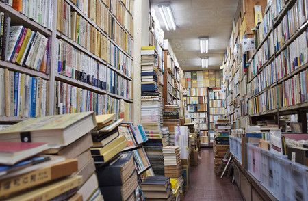 「BOOKS JINON」排滿的沖繩古書，店長天久齊熟記每個書本位置，客人每次問他幾乎都能瞬間記得並找出＝2月19日、沖繩縣宜野灣市