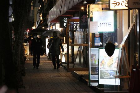 在緊急事態宣言解除後依舊人煙稀少的銀座飲食店街＝22日、東京