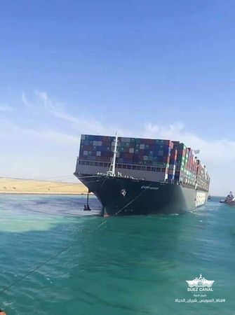29日、位於埃及的蘇伊士運河上，離礁之後重新行新的大型貨櫃船「Ever Given」長賜號（蘇伊士運河廳提供・時事）