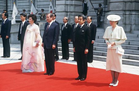 天皇、皇后兩陛下（現上皇夫妻）歡迎來訪的韓國盧泰愚總統夫妻（前左）＝1990年5月、東京・元赤坂迎賓館