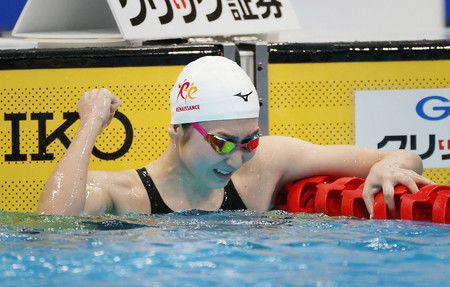 在女子100公尺蝶式中拿下優勝後，相當感動的池江璃花子選手＝4日、於東京奧林匹克水上運動中心