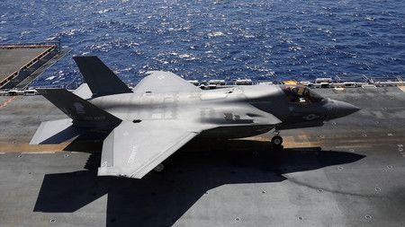 從美軍胡蜂級兩棲突擊艦「WASP」起飛的最新式匿蹤戰機F35B＝2018年3月，於菲律賓海