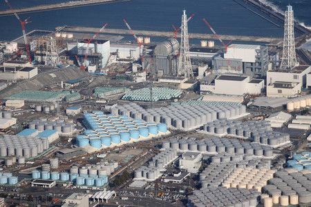廢爐作業持續進展中的東京電力福島第一核電廠。前方是處理後保管汙水的儲藏槽＝2月14日，福島縣