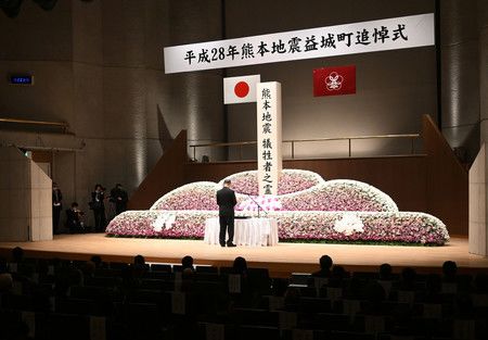 2016年熊本地震造成相當大災害的熊本縣益城町，在當地舉辦的犠牲者追悼儀式＝11日上午、同町