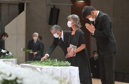 熊本縣益城町舉辦的熊本地震追悼儀式中出席花的參加人士＝11日上午、同町（代表攝影）