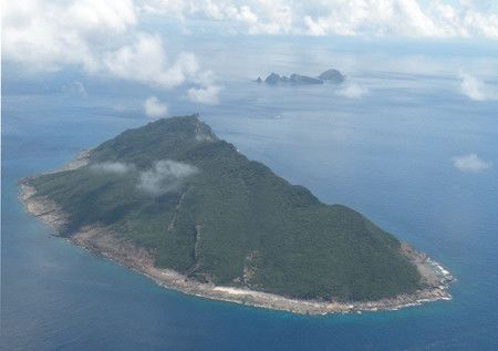 沖繩縣・尖閣群島（釣魚台）的釣魚台與北小島、南小島＝2010年9月15日、從海上自衛隊P3C反潛機攝影