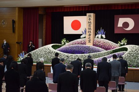 在熊本縣廳舉辦的熊本地震犧牲者追悼儀式＝14日上午、熊本市中央區
