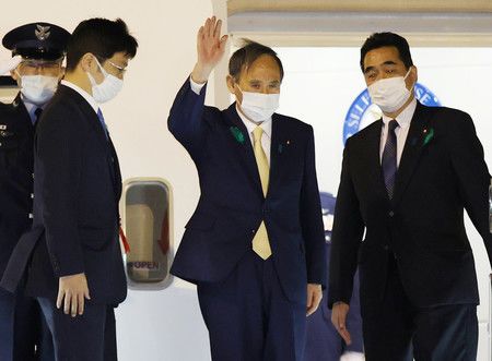 為了日美元首高峰會，出發前往美國的日本首相菅義偉（右邊第2人）＝15日往上、於羽田機場