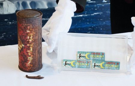 在南極大陸上發現到的超過50年以上可口可樂罐（左）與樂天的口香糖＝15日、於東京都立川市的國立極地研究所