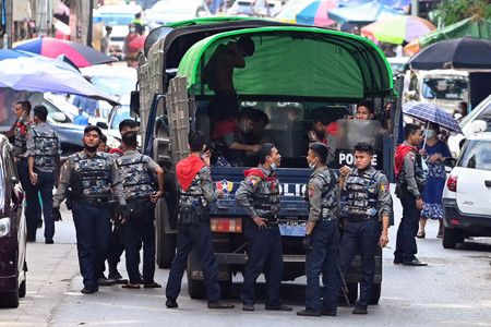 在對緬甸國軍政變抗議時，到場維持秩序的警察＝12日、仰光（AFP時事）