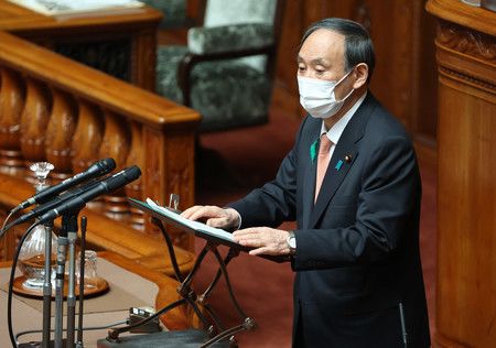 參議院本會議上接受質詢的首相菅義偉＝21日上午、於國會內