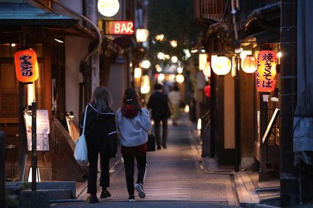 16日夜、在京都市中京區先斗町漫步的人們