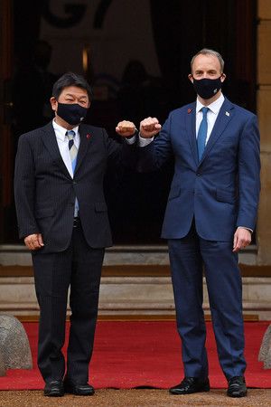 5月4日，在倫敦迎接日本外相茂木敏充（左）的英國外交部長拉布（AFP時事）