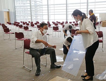 會場設置進行中、由自衛隊所營運的新型冠狀病毒疫苗大阪的大規模施打會場=17日午後、大阪市北區