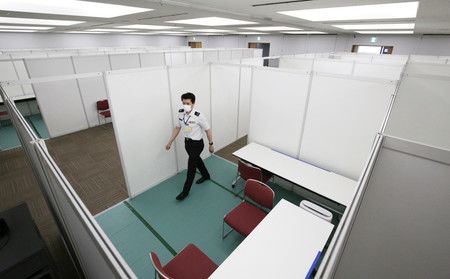 對媒體記者公開、由自衛隊所營運的新型冠狀病毒疫苗大規模施打會場=17日午後、大阪市北區