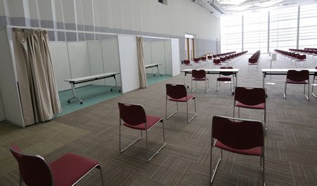 對媒體記者公開、由自衛隊所營運的新型冠狀病毒疫苗大規模施打會場=17日午後、大阪市北區