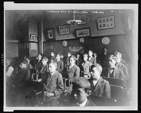 1913年紐約市公立學校內學習的日本人學生。美國國會圖書館藏（紐約日本歷史評議會事務局提供・時事）