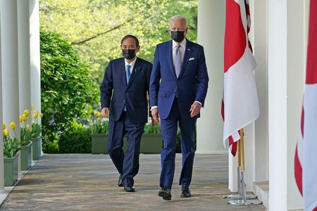 結束元首高峰會時出席記者會的日本首相菅義偉（左）與美國總統拜登＝4月16日、白宮（AFP時事）