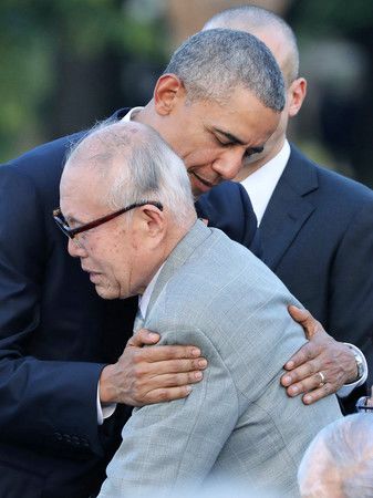 和平紀念公園內，與原爆受害者森重昭（前方）相擁的美國總統巴拉克・歐巴馬（當時）＝2016年5月27日、於廣島市中區