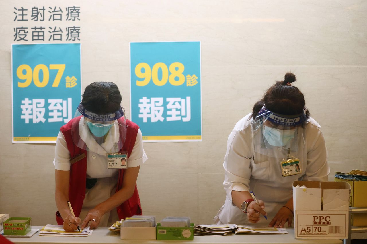 5月28日　日本自民黨在上午，召開外交部會會議討論台灣情勢，就英國阿斯利康（AZ）製造，目前由日本確保數量的新型冠狀病毒疫苗，將給予一部份給台灣當局。照片為5月20日，台北市內醫療機關攝影（2021年　路透/Ann Wang）