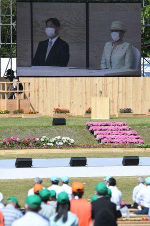 在第71回全國植樹祭儀式上以遠端出席的天皇、皇后兩陛下＝30日、島根縣大田市（媒體代表攝影）