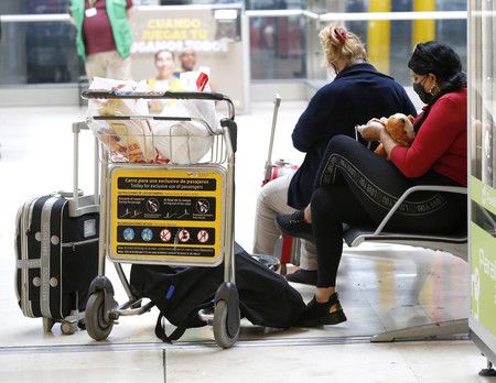 在西班牙馬德里機場等待的旅客＝5月24日（EPA時事）