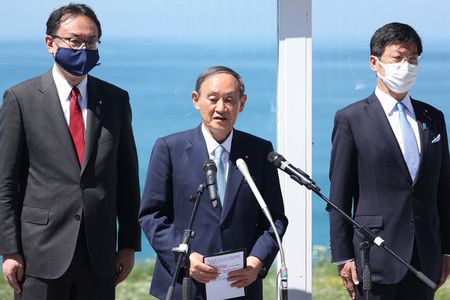 G7高峰會結束後，接受記者團提問的日本首相菅義偉（中央）＝13日下午、英國・康沃爾