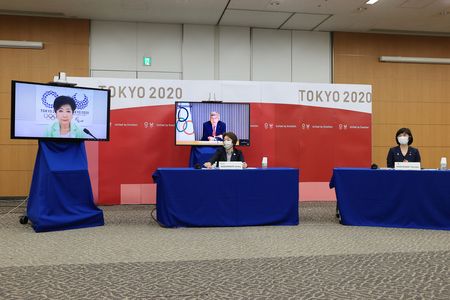 出席東京奧運・帕運五方會談的東京都知事小池百合子(畫面左)等人=4月28日、東京都中央區
