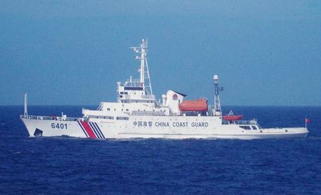 在尖閣諸島海域上航行的中國海警局「海警船」＝5月15日（由第11管區海上保安本部提供）