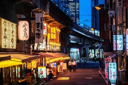 新幹線高架線路下的飲食店面街＝於東京都内（AFP時事）