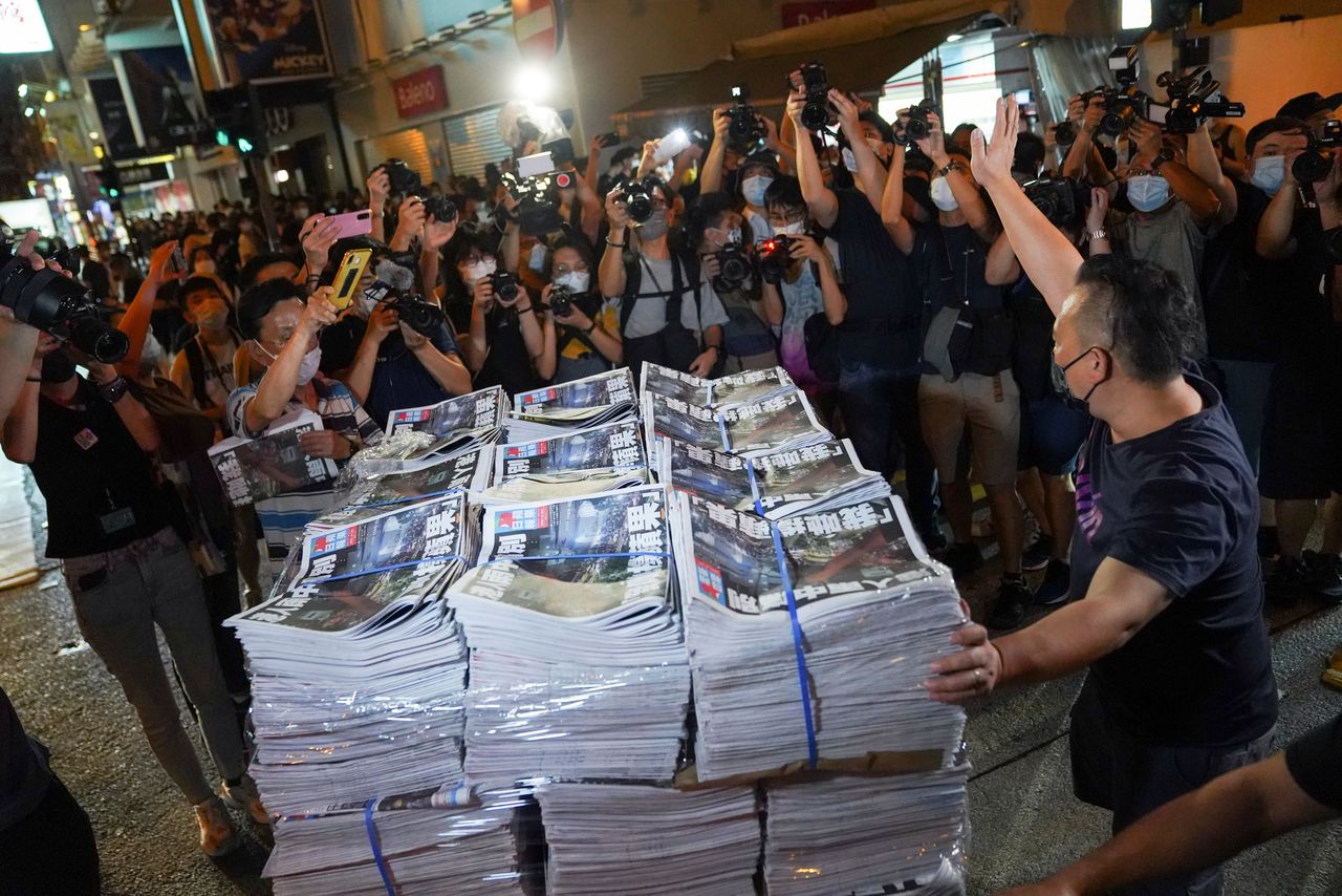 6月24日　香港民主派報紙「蘋果日報」在24日正式停刊，台灣在24日表示香港媒體遭受「政治打壓」，譴責香港言論與報導自由正式告終。照片是準備運送往報紙鋪的最後的早報。6月24日、於香港攝影（2021年　路透/Lam Yik）