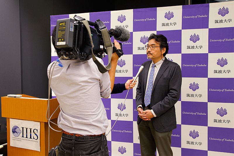 接受電視台的採訪,談及研究成果的柳澤正史教授(WPI-IIIS提供)