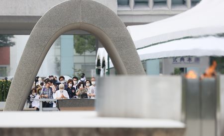 原爆事件迎來75年時，祈禱的人們＝2020年8月6日、広島市中區和平記念公園