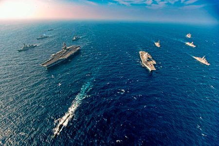 日美澳印四國聯合海上演習「馬拉巴爾」(印度洋)〔印度海軍提供〕=2020年11月(AFP時事)