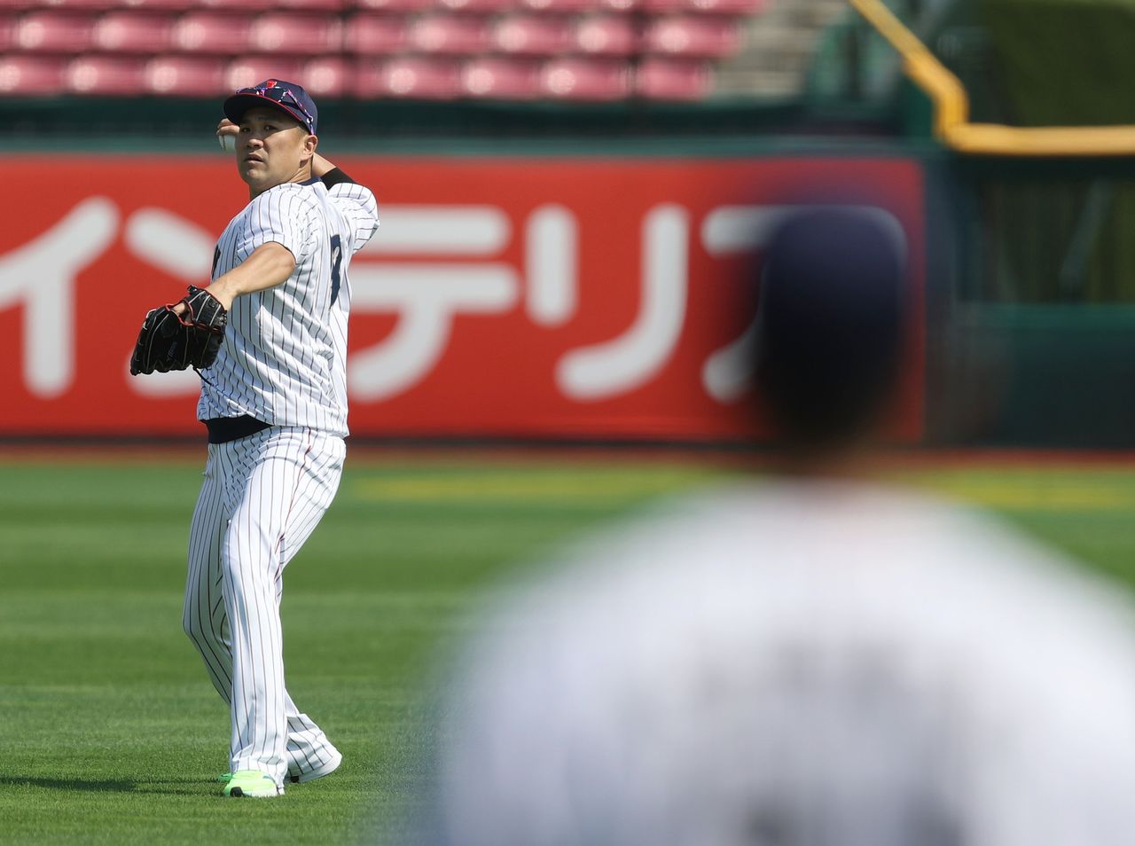 〔奧運・棒球〕日本棒球代表在強化集訓時，進行傳接球的田中將大投手，19日於樂天 生命棒球場（時事）