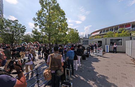 為了防止感染持續擴大而以無觀眾舉辦的東京奧運開幕式當天，仍有許多人在國立競技場周邊進行攝影＝23日、於東京都新宿區