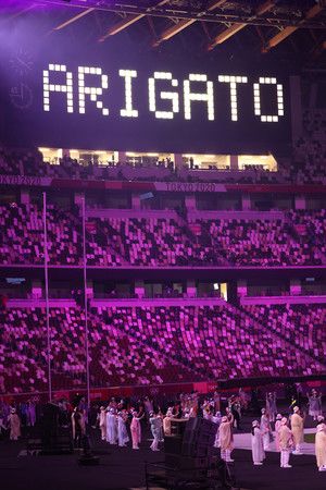 東京閉幕式上表示的「ARIGATO」文字＝8日、國立競技場