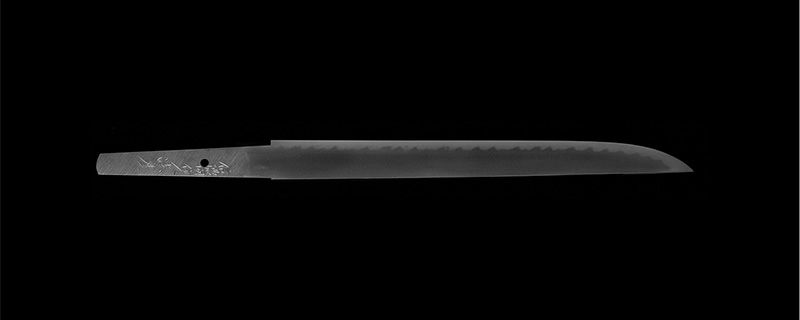 宮入法廣精心打造的短刀。這把刀使人聯想到鐮倉時代（1185-1333年）末期著名刀匠備前長船傳景光的名作。肌理極具透感，令人驚歎