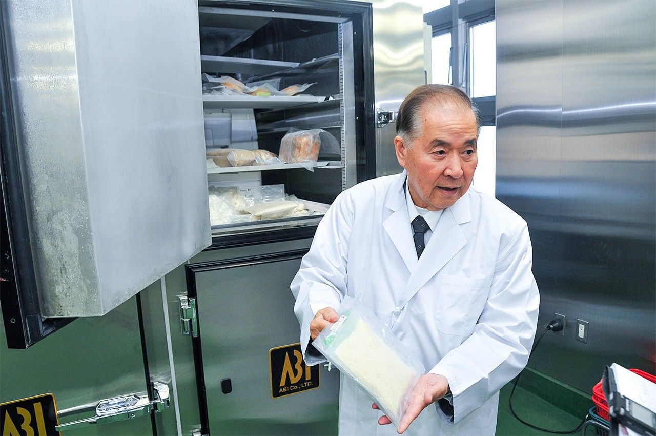 大和田社長從冷凍保管庫裡取出用CAS冷凍的食材給大家看