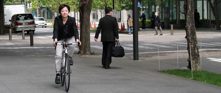 歩道上を走行する自転車の危険度評価